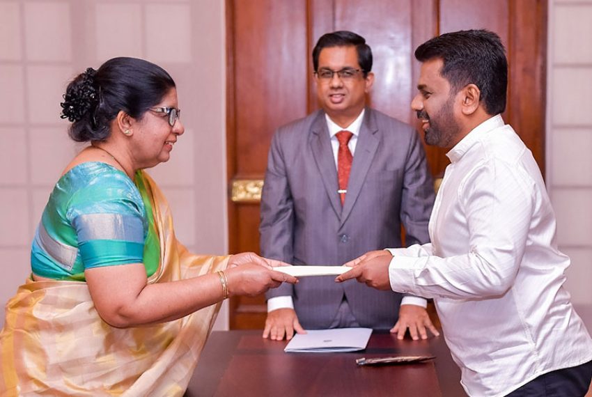 අලුත්අගවිනුසුරු ලෙසමුර්දු ප්‍රනාන්දු දිවුරුම් දෙයි