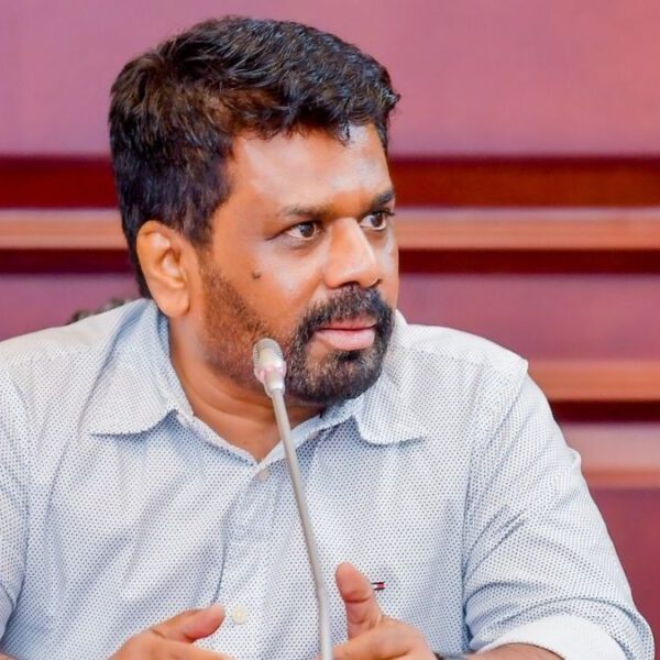 ආර්ථික තීන්දු තීරණ ගැනීමේදී නිවැරදි දත්ත ඉතා වැදගත් බව ජනපතිිිිිතුමා රජයේ නිලධාරින් හමුවෙි පැවසිය.