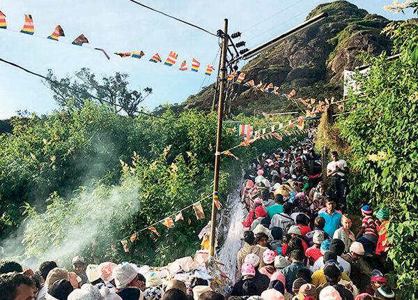 නිවාඩුවත් සමග ශ්‍රි පාදය වඳින්න විශාල පිරි­සක්