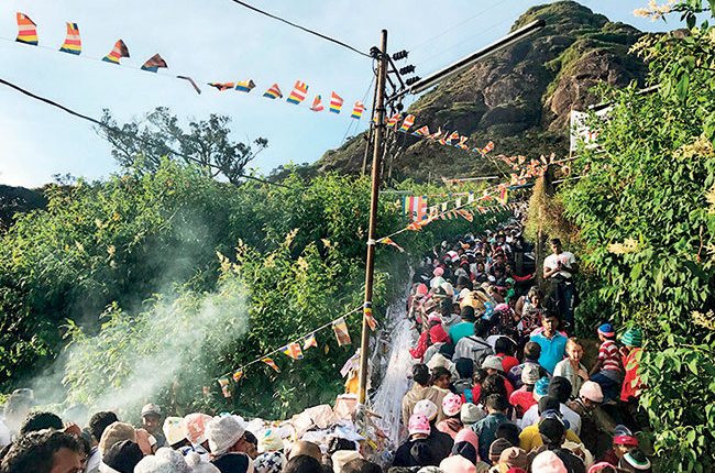 නිවාඩුවත් සමග ශ්‍රි පාදය වඳින්න විශාල පිරි­සක්